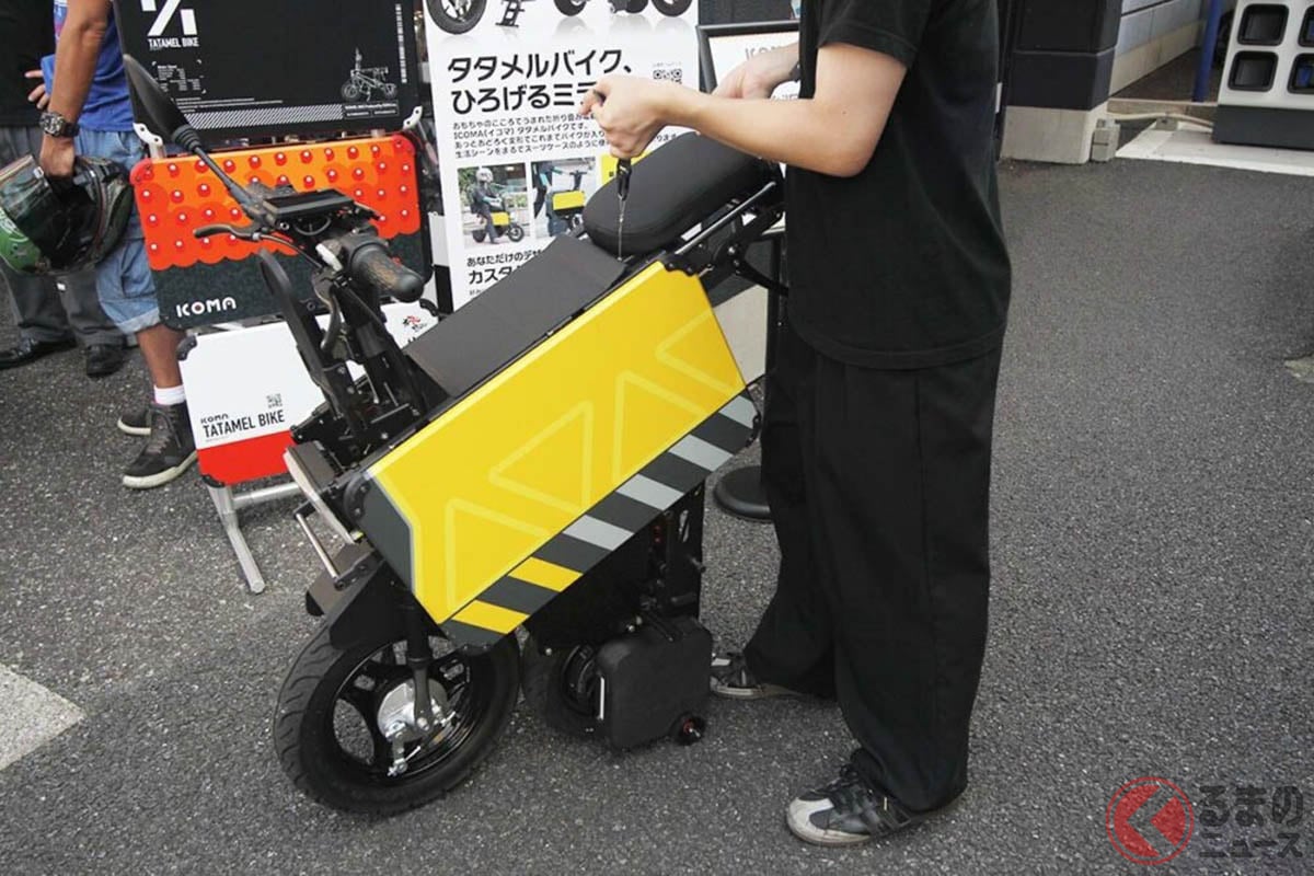タタメルバイクを畳む工程。比較的、簡単なステップで折りたたみ可能です