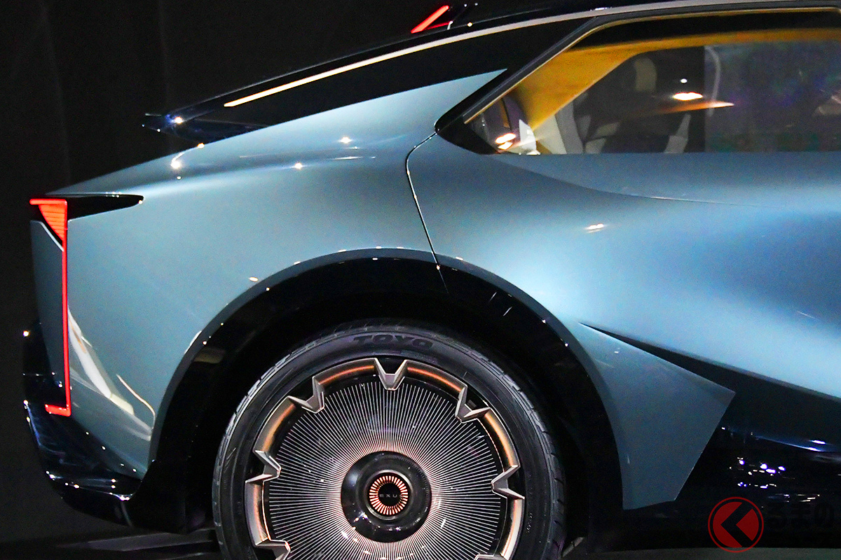 流麗なボディに大径タイヤとゴツイフェンダーのクロスオーバーデザインが融合!