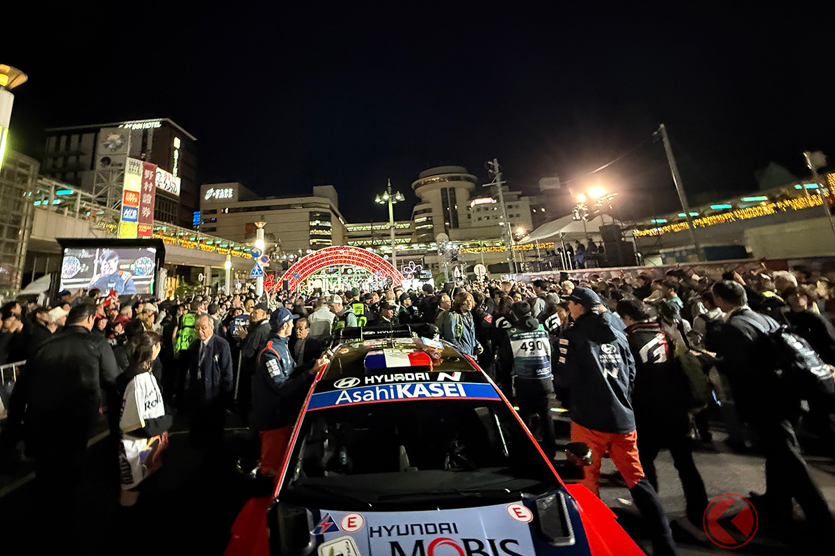 11月6日には豊田市駅前でオープニングイベントが開催され多くのファンが集まった