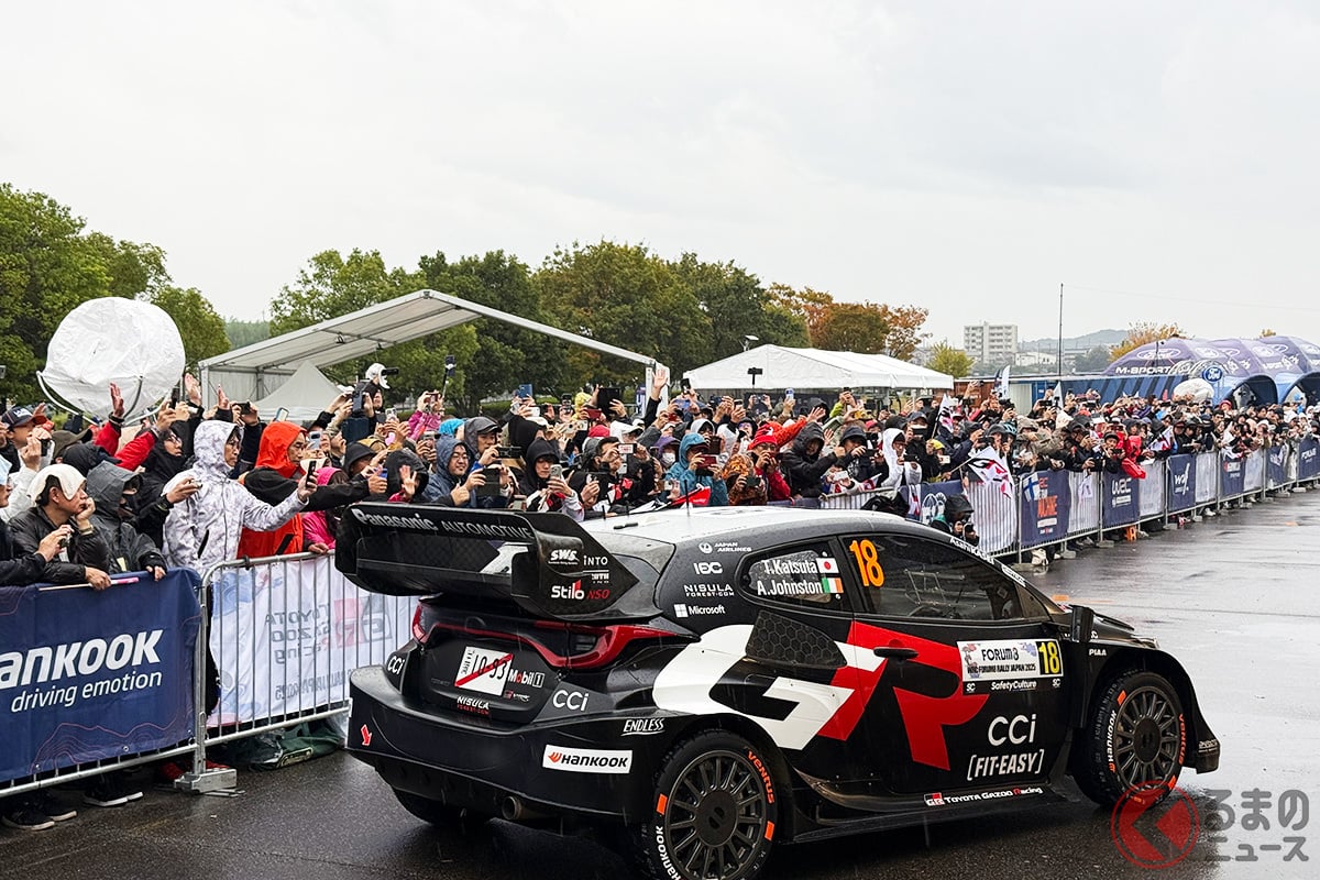 地元で熱い戦いを魅せた勝田貴元選手、多くのファンの歓声に応える(撮影:くるまのニュース編集部)