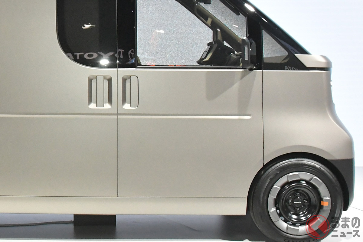 ダイハツが「軽のハイエース!?」公開！ 斬新1人乗り×左右非対称ドア採用！ フルフラットなフロアが使い勝手サイコー！ トヨタと共同で誕生した軽バン「カヨイバコK」とは！