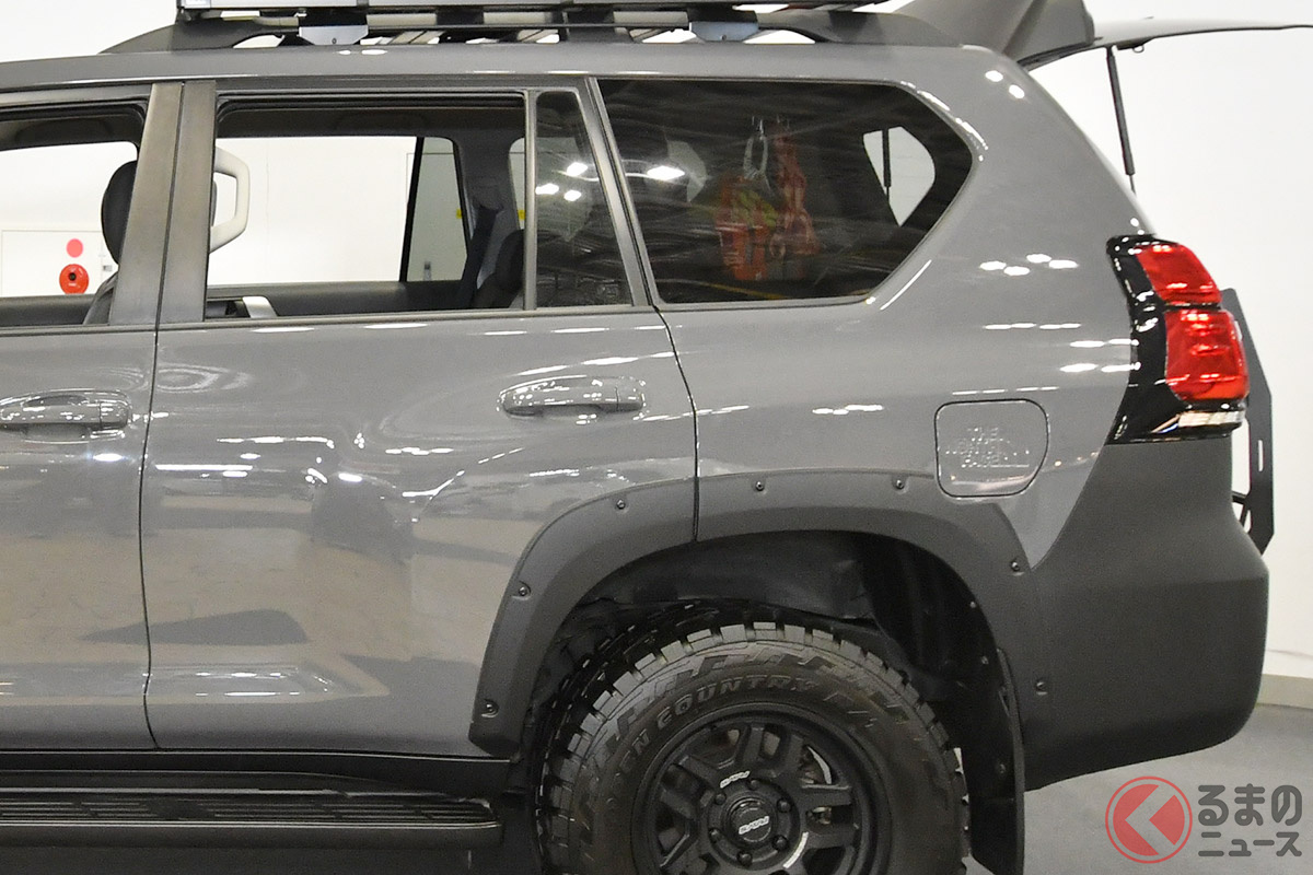 「グラファイトグレー」をまとった「ランクルプラド ニュースケープ」（CORDE by＜コーデバイ＞）