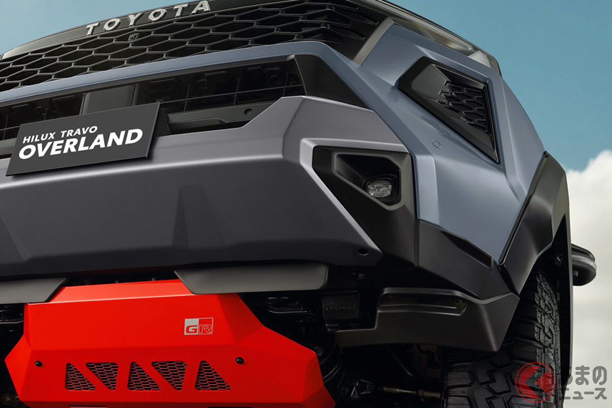 ブラックのグリルと真っ赤なスキッドプレートがカッコイイ!