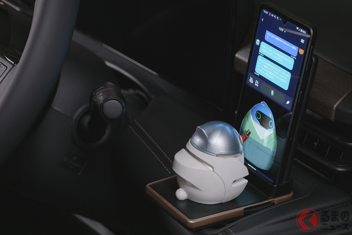 日産が「ジャパンモビリティショー2025」で発表した、生成AIを活用した車載エージェントシステム「AutoDJ」には「PIVO2」の「ロボティック・エージェント」の面影も!?