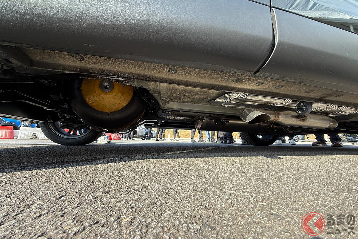 水素タンクを設置する関係で排気管はサイドから出ている