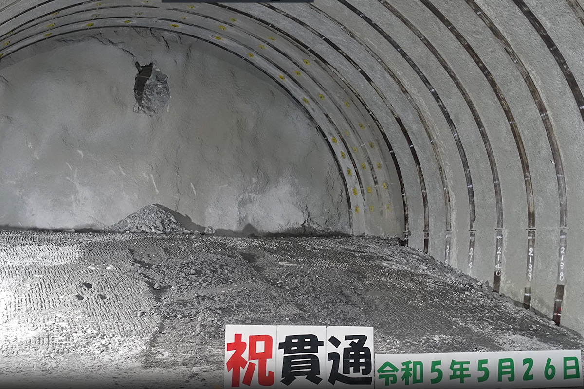 青崩峠トンネル(仮称)貫通の瞬間(画像引用:国土交通省)