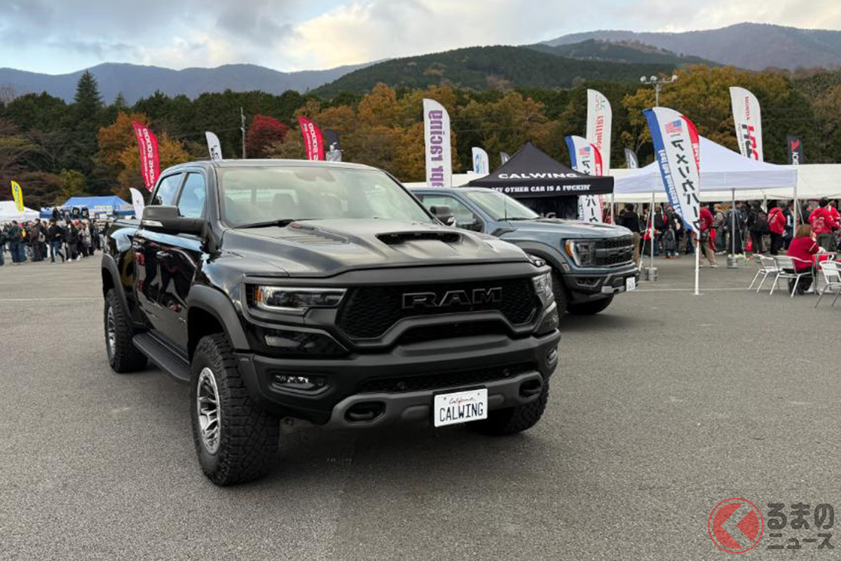 会場ではいくつかのアメ車も展示された