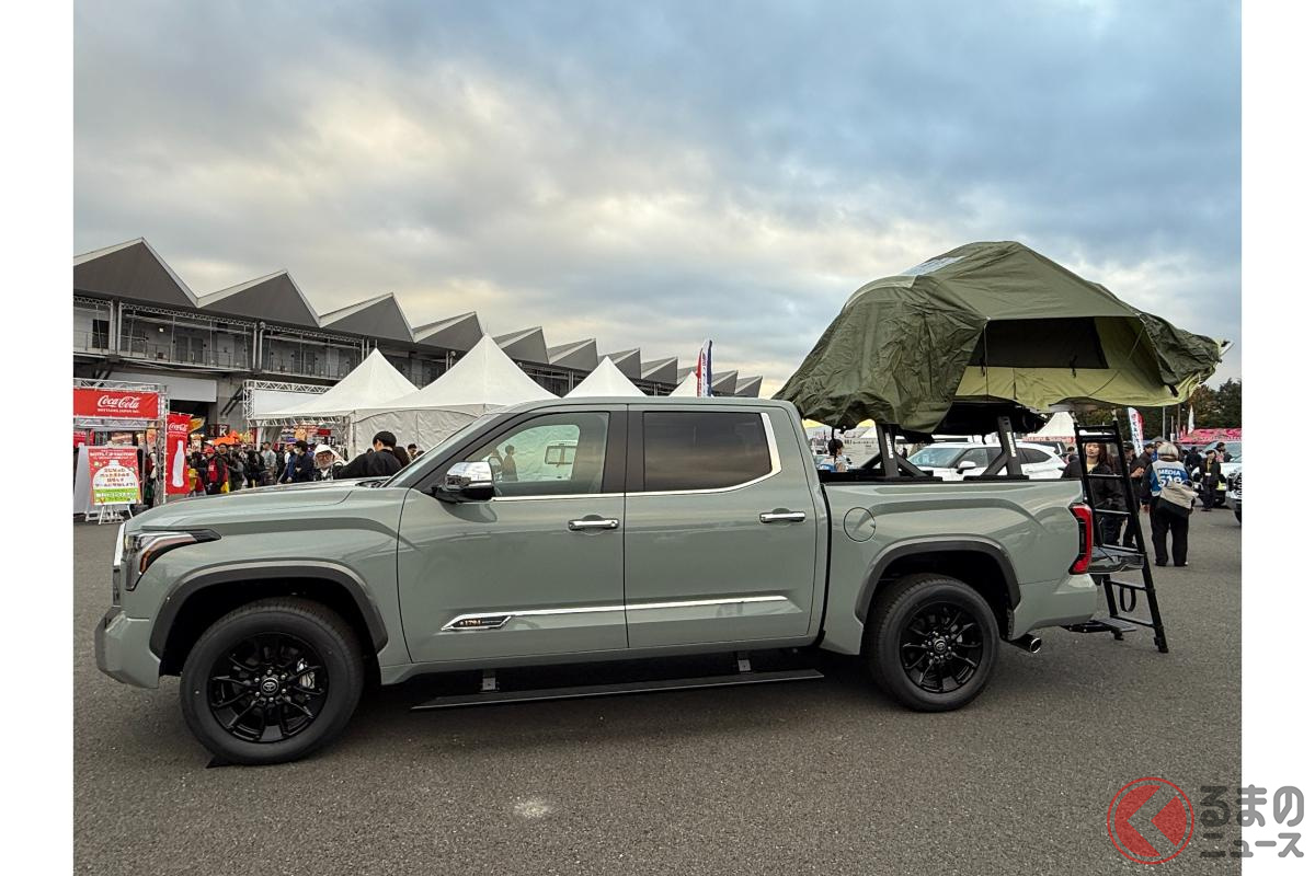 2025年11月、「日米自動車文化交流イベント」の一環として富士スピードウェイで展示されたトヨタ「タンドラ」最新モデル