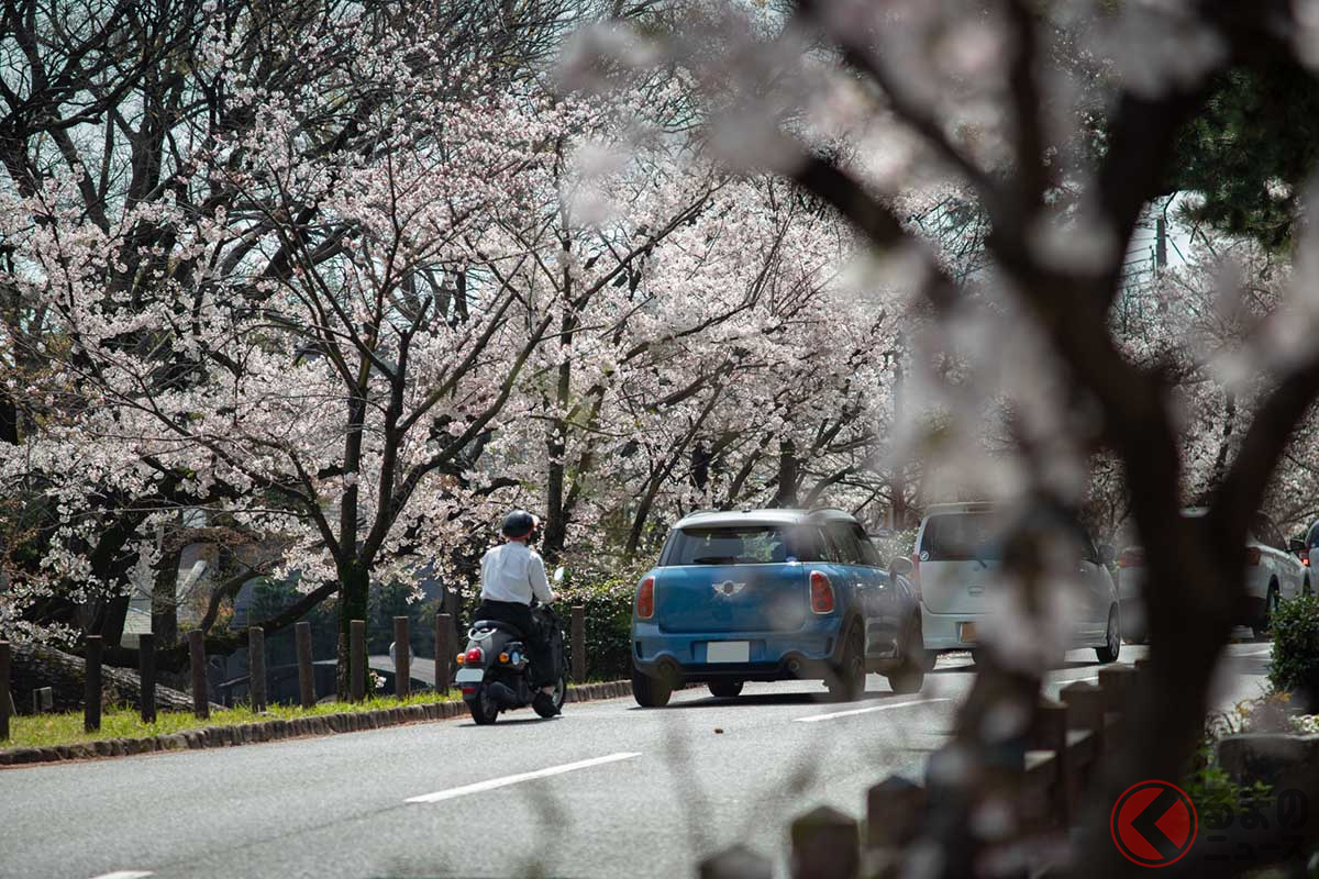 原付一種は「原則、車道の左側を通行すること」が義務付けられています