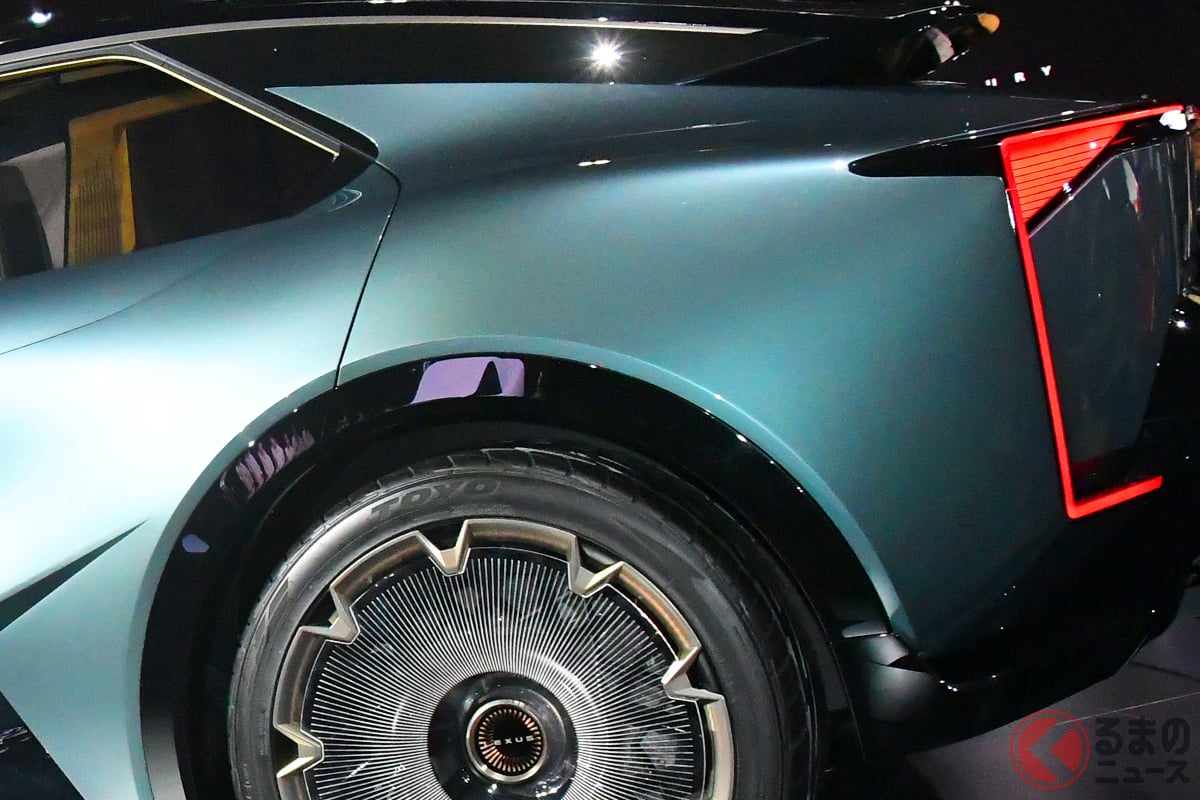 流麗なボディに大径タイヤとゴツイフェンダーのクロスオーバーデザインが融合!