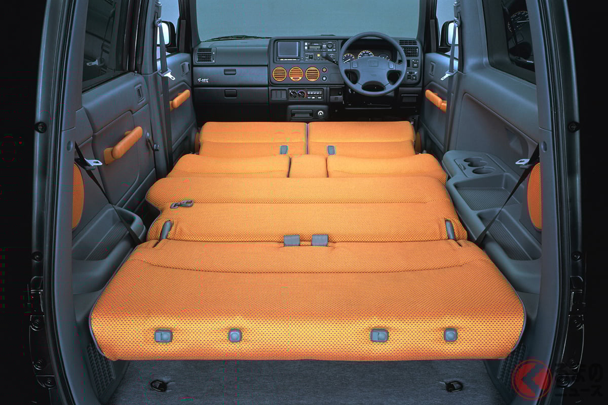 巨大ベッドが出現する”恋愛仕様”! ベッドサイド右には大型の「ベッドサイドテーブル」も確認できます