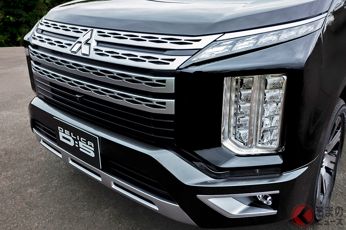 マイナーチェンジ前(画像)の「デリカD:5」に対し、街のクルマ好きは「シェーバー顔」の愛称で呼んでいた!?