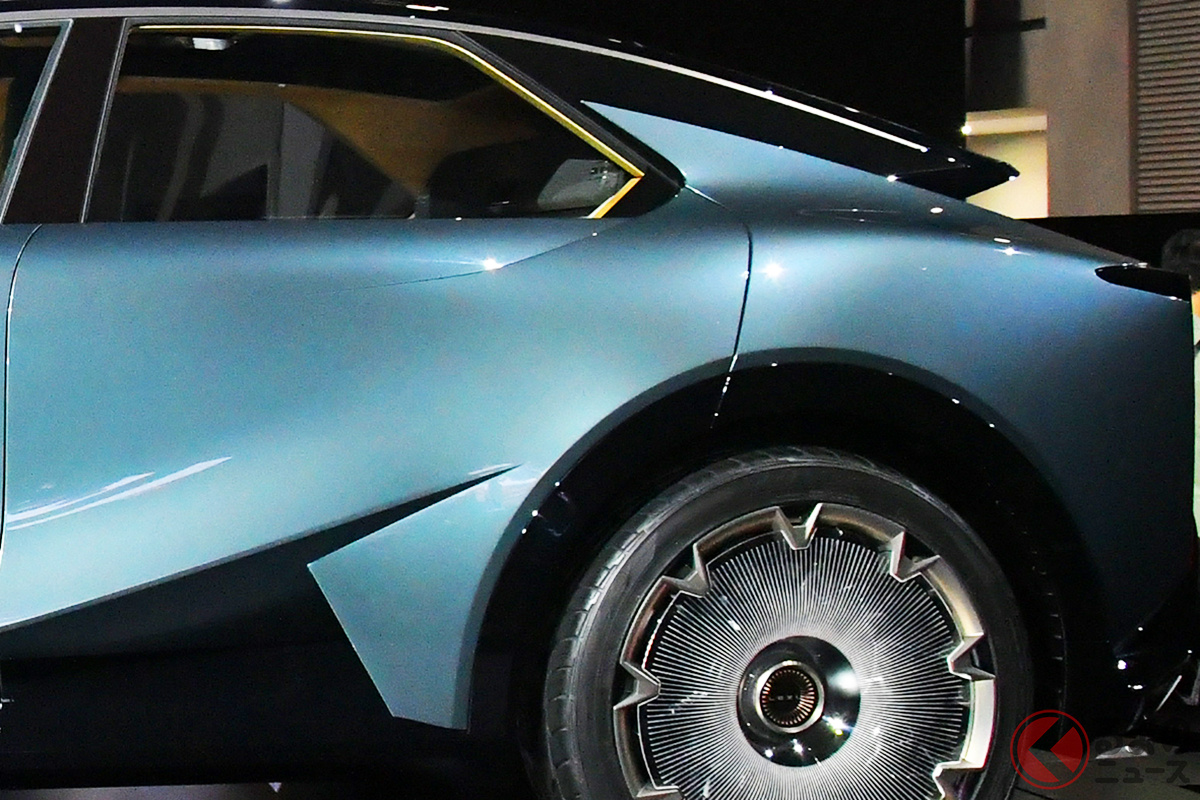 流麗なボディに大径タイヤとゴツイフェンダーのクロスオーバーデザインが融合!