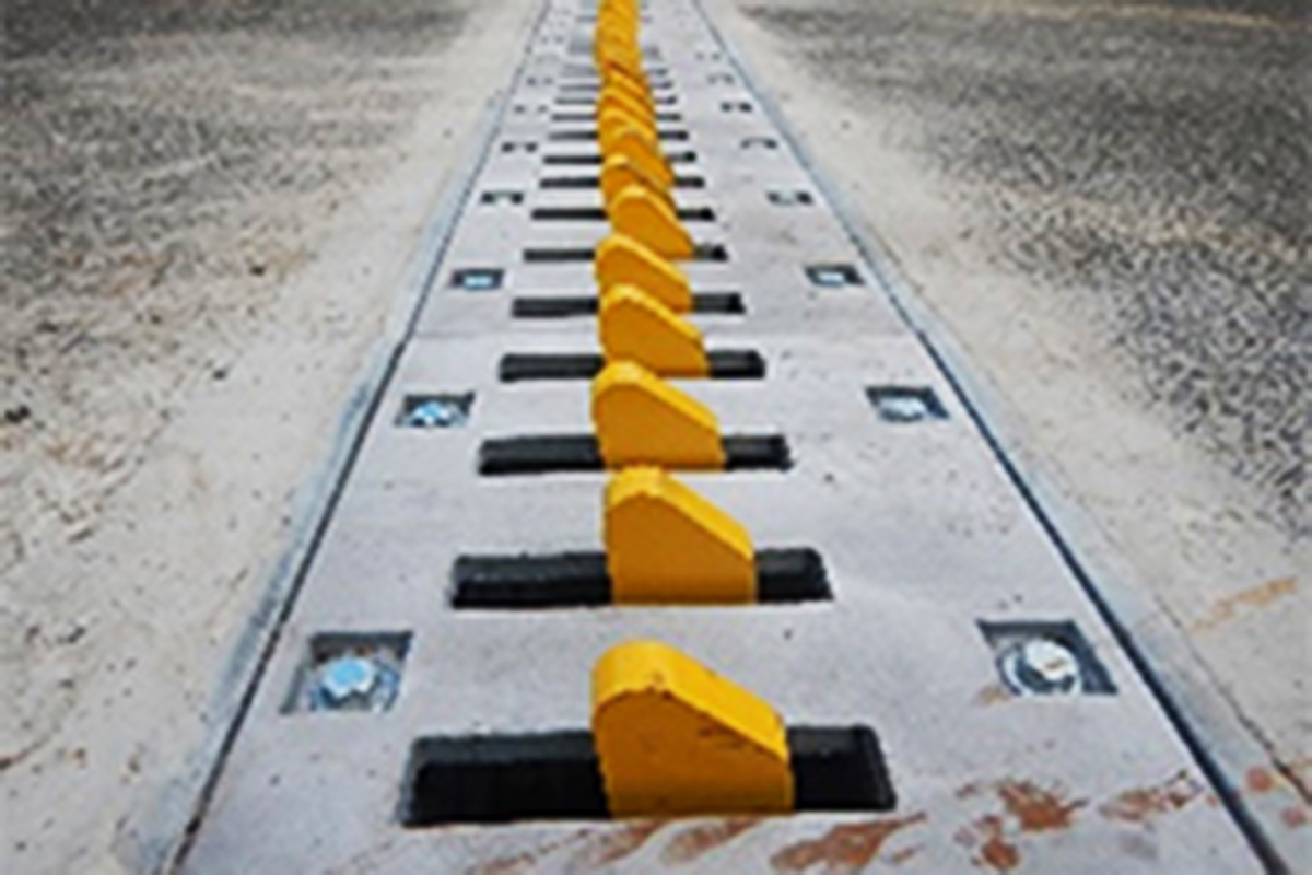 逆走に気づかせる物理的対策として「路面埋込型ブレード」を設置(資料:NEXCO)