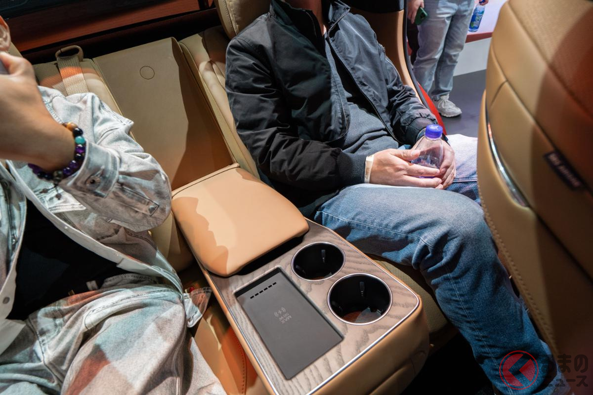 リアの格納式センターコンソールには収納ボックスや2つのカップホルダーに加え、携帯電話の充電が可能な無線充電パッドを装備(撮影:加藤博人)