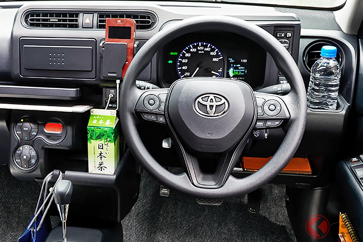 細かなところでは、トヨタセーフティセンスの機能向上に伴いステアリング形状も変更されています