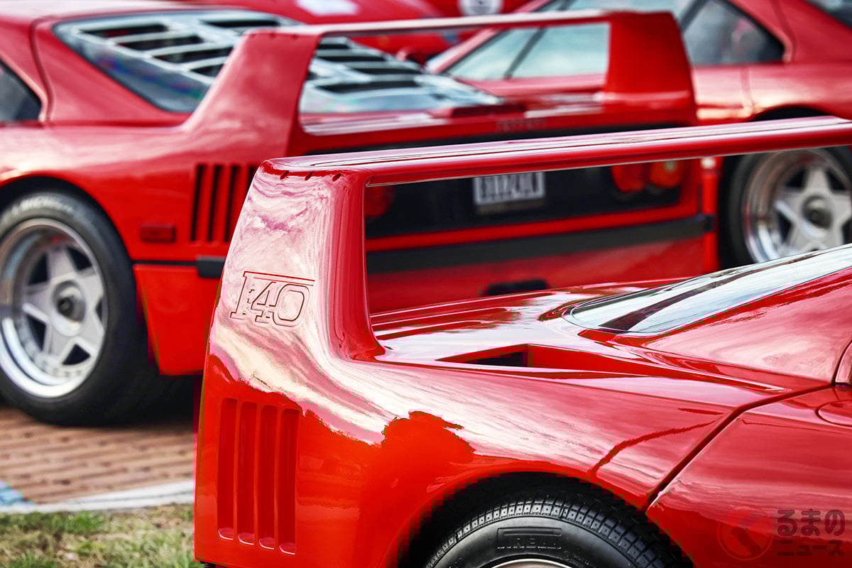 象徴的な大型リアウイングを備えるフェラーリ「F40」
