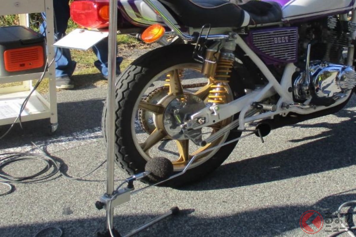 「爆音マフラー」を摘発! 2025年11月に行われた早朝街頭車両検査の様子(画像:国土交通省 中国運輸局岡山運輸支局)