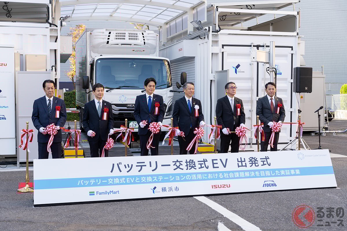 出発式で行われたテープカット 左から:古坂範佳 氏(名糖運輸株式会社)、大野泰 氏(ファミリーマート)、 南真介(いすゞ)、都梅博之 氏(伊藤忠商事)、小野浩史 氏(株式会社ジャステム)