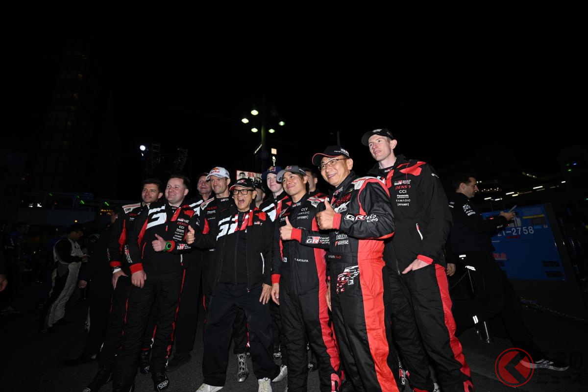 豊田章男オーナーとTOYOTA GAZOO Racing World Rally Teamのメンバー(クレジット: Rally Japan)