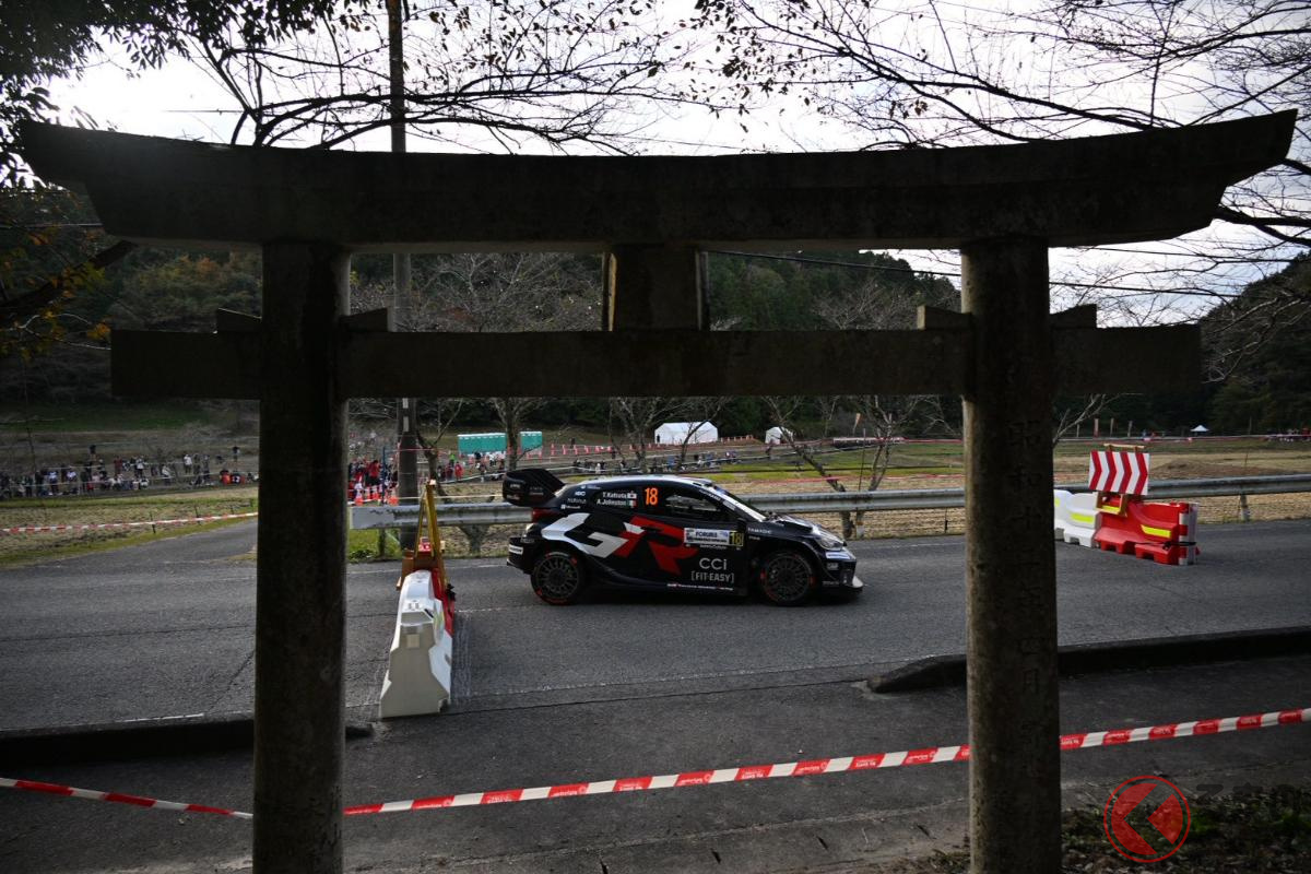 鳥居などはWRCにおいて日本の風物詩となっている(クレジット: Rally Japan)