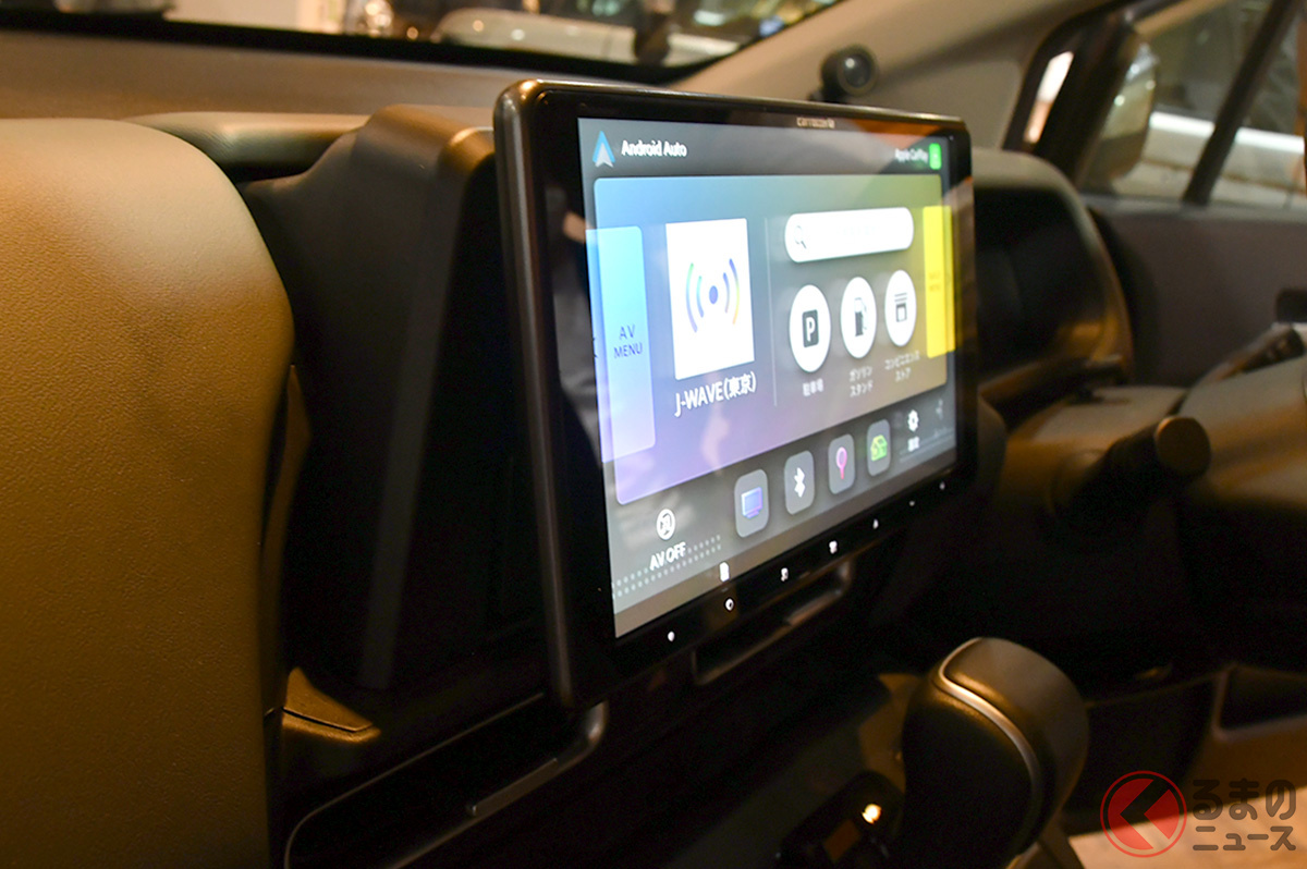 専用取付キット「KK-H88DE」を使用し、フローティングタイプの9インチ楽ナビ「AVIC-RF722-DC」を装着した新型フリード