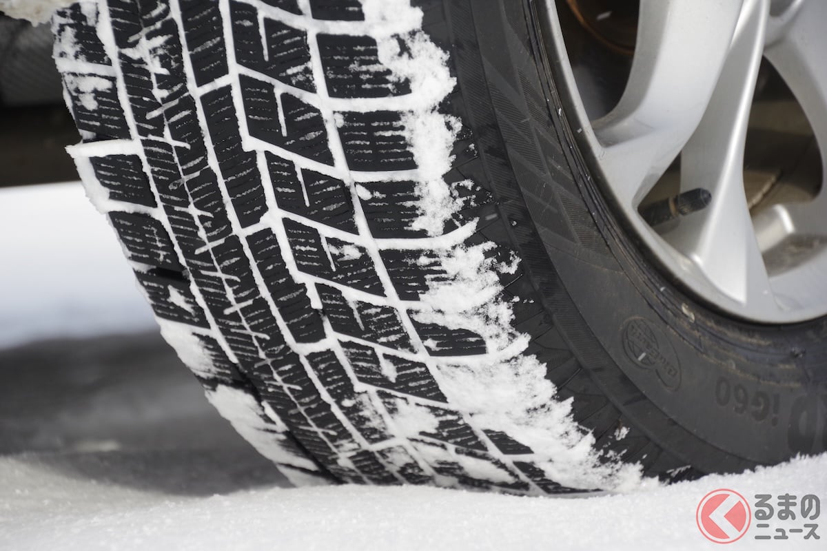 冬タイヤへの交換は早めがメリット大!(画像はイメージ、yamahide/PIXTA)