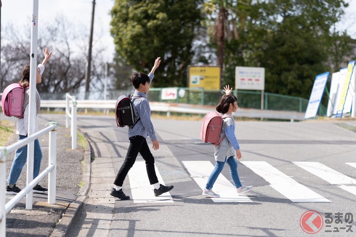 信号のない横断歩道、人がいる場合は一時停止を!(画像はイメージ、IYO/PIXTA)