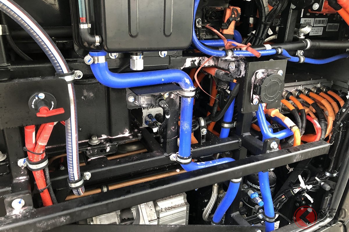 走行中にインバータから出火し消火したあと。ところどころ消火器の白い粉がのこっている。