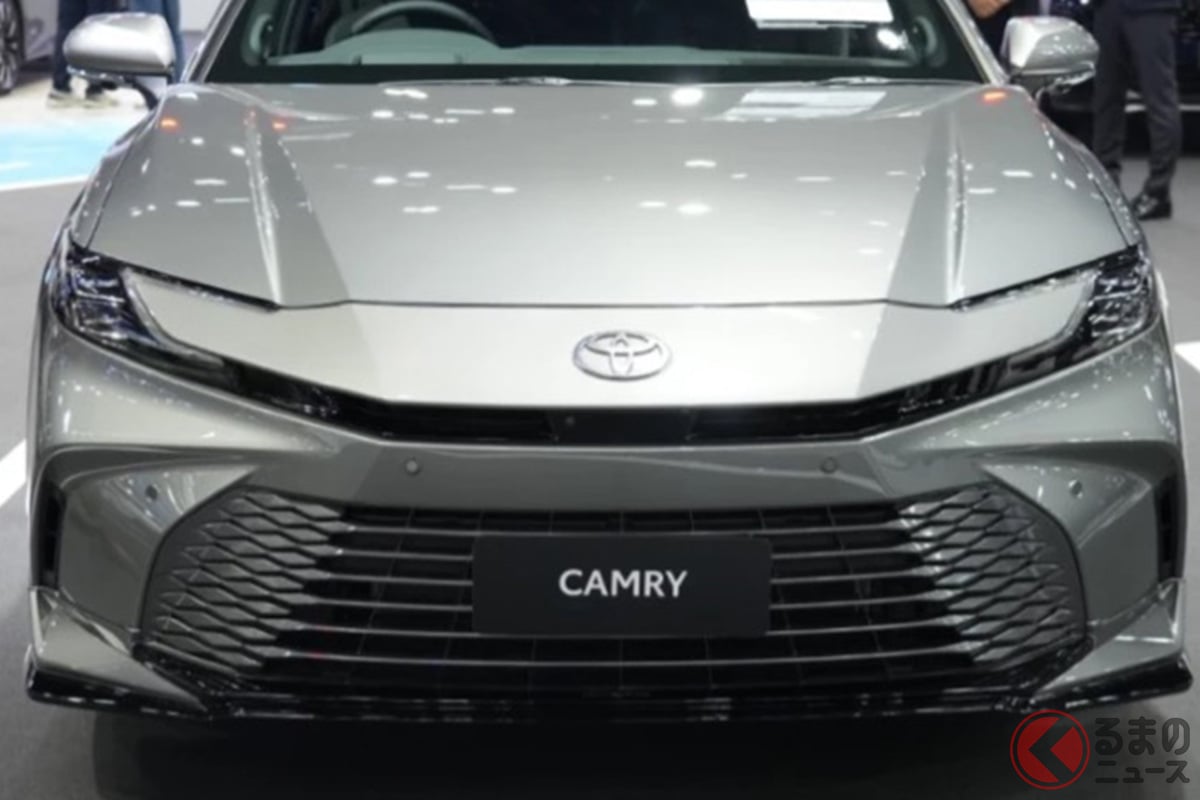 トヨタ「カムリ HEV プレミアムラグジュアリー」タイ仕様