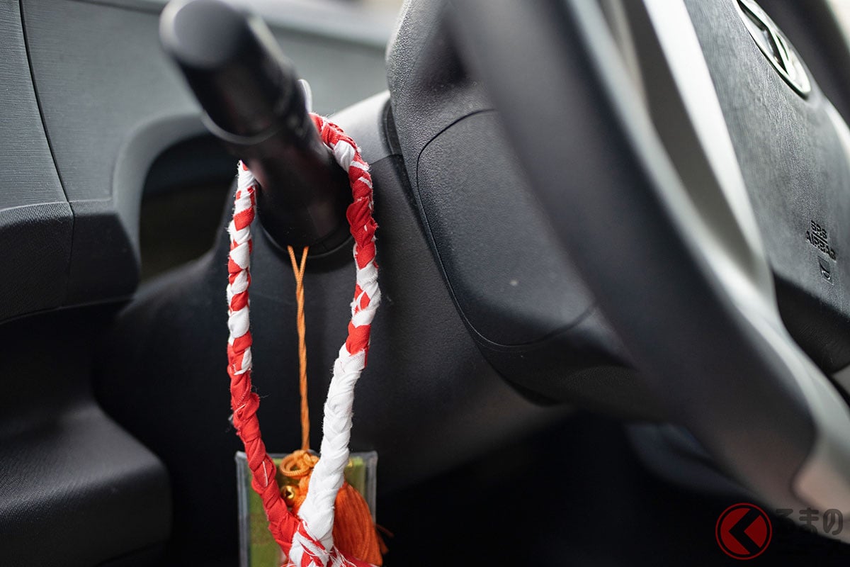 ワイパーレバーに引っ掛けられたお守り(画像:PIXTA/イメージです)