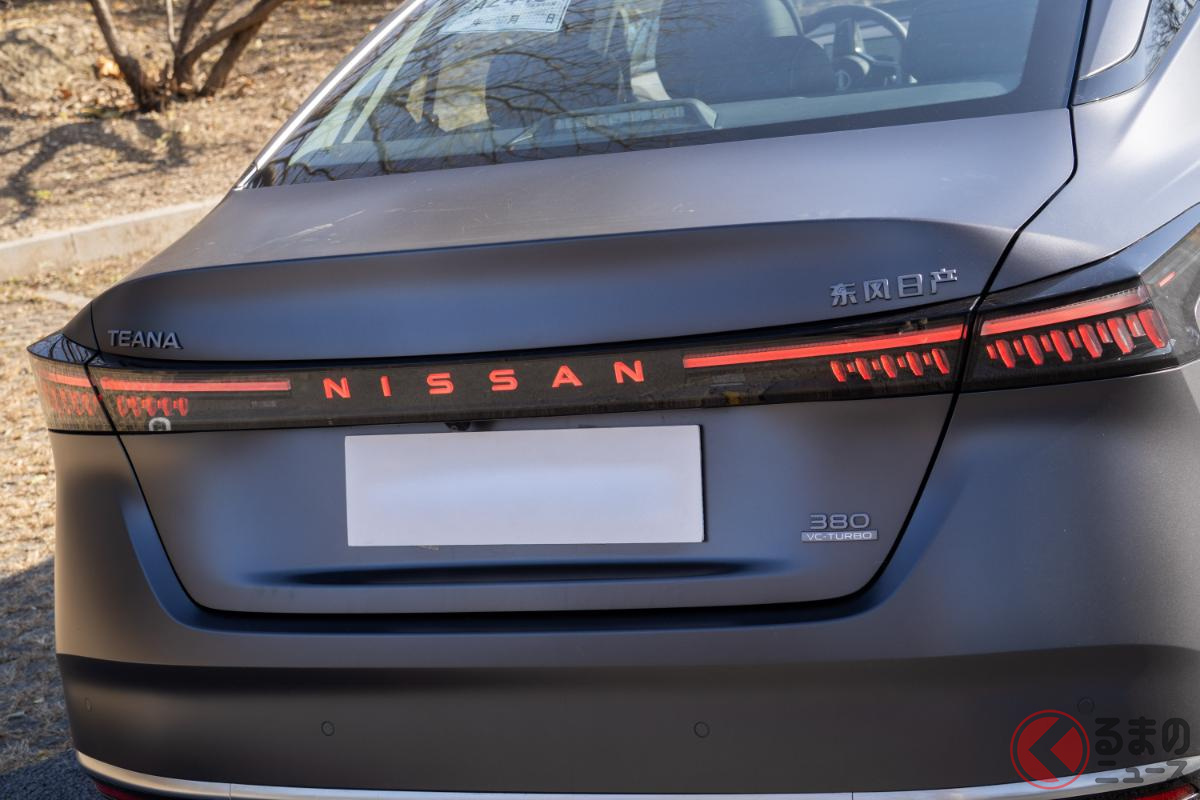 新型ティアナ、トランクリッド側のレンズ内では「NISSAN」の字が赤く点灯