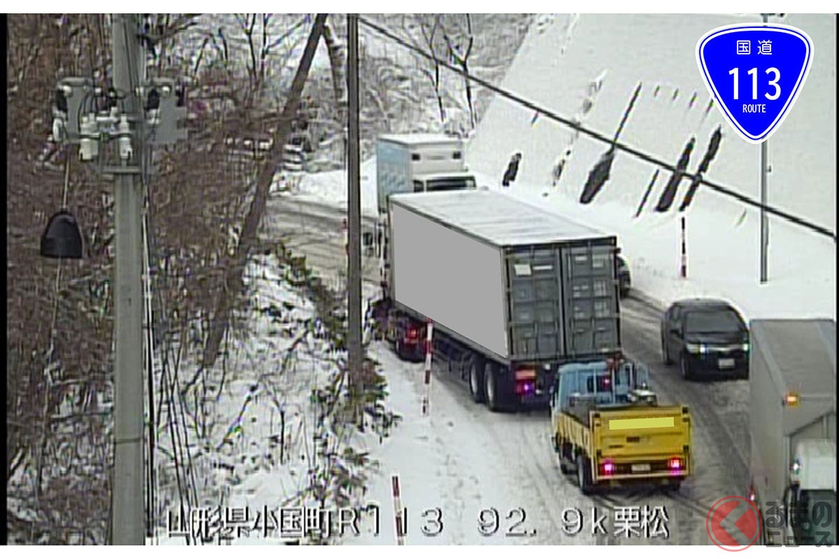 山形県小国町の国道113号で発生した立ち往生(2025年12月、画像:国土交通省 山形河川国道事務所)