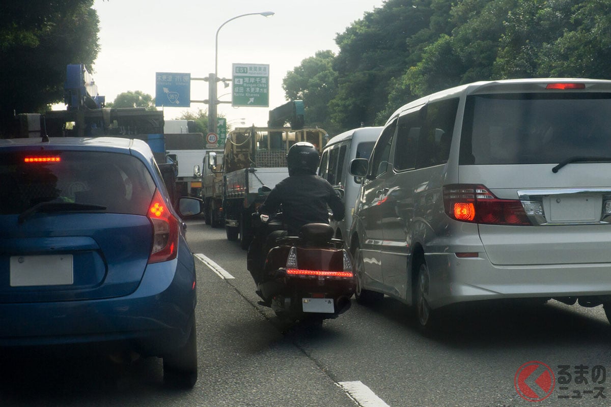 クルマのドライバーから危険行為とみなされることの多いバイクの「すり抜け」(画像:PIXTA)