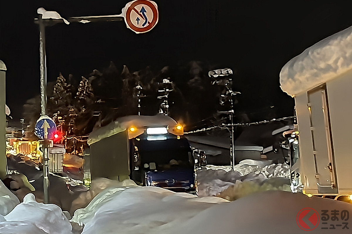 大雪で「立ち往生」多発！ 大型車の「チェーン未装着」なぜ？ いざという時の脱出術（画像はイメージ／PhotoAC）