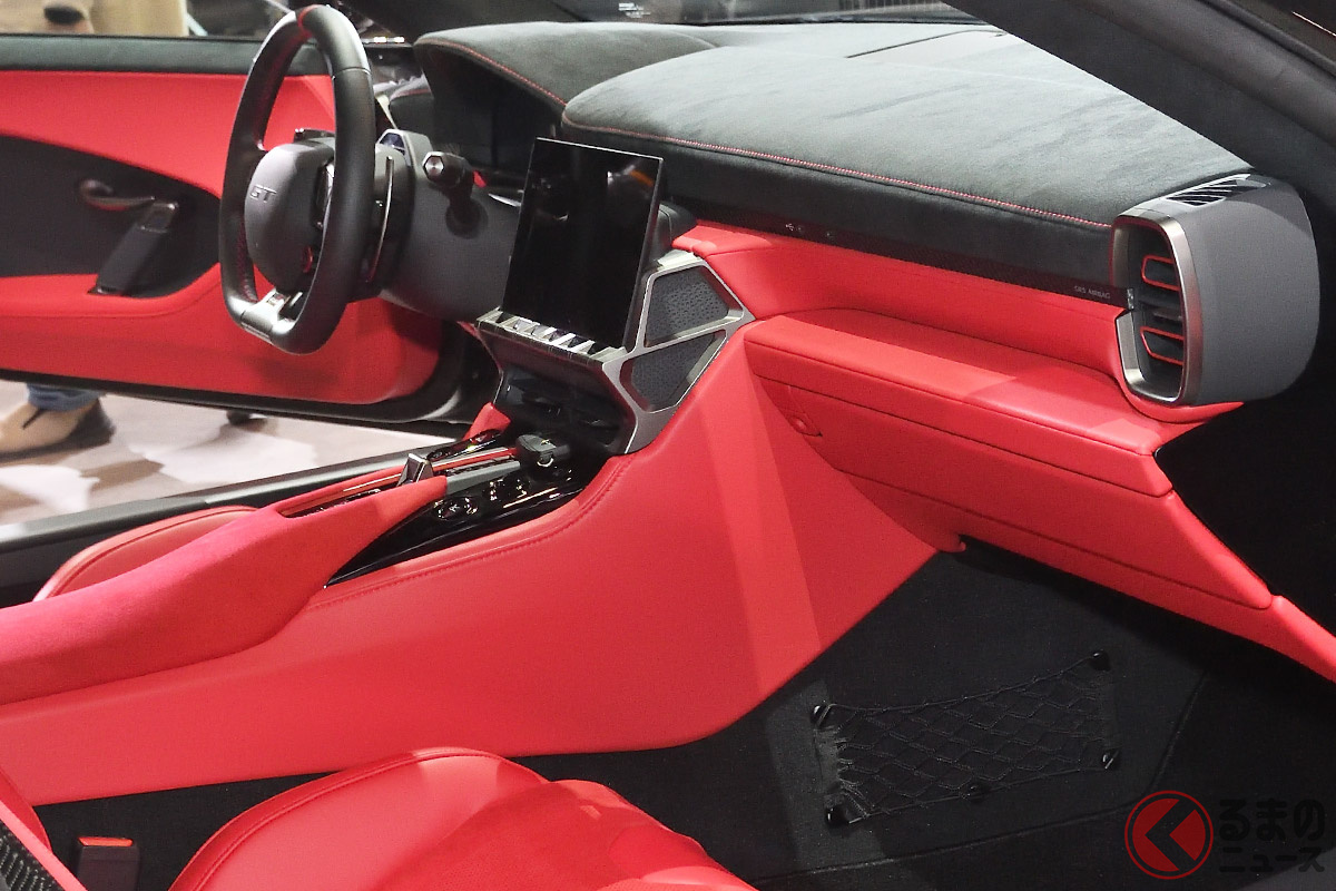 真っ赤なインテリア採用!