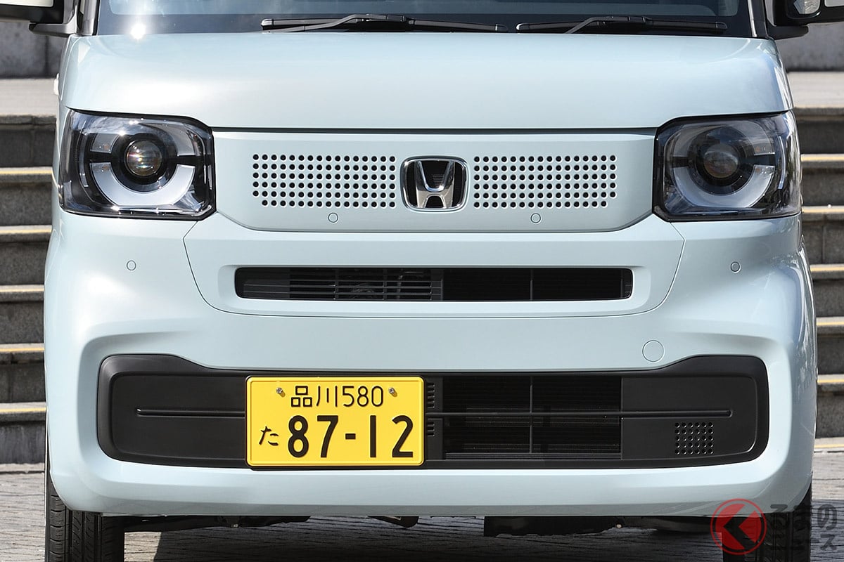 運転席側にちょっとオフセットして配置される軽のナンバープレート(N-BOX)