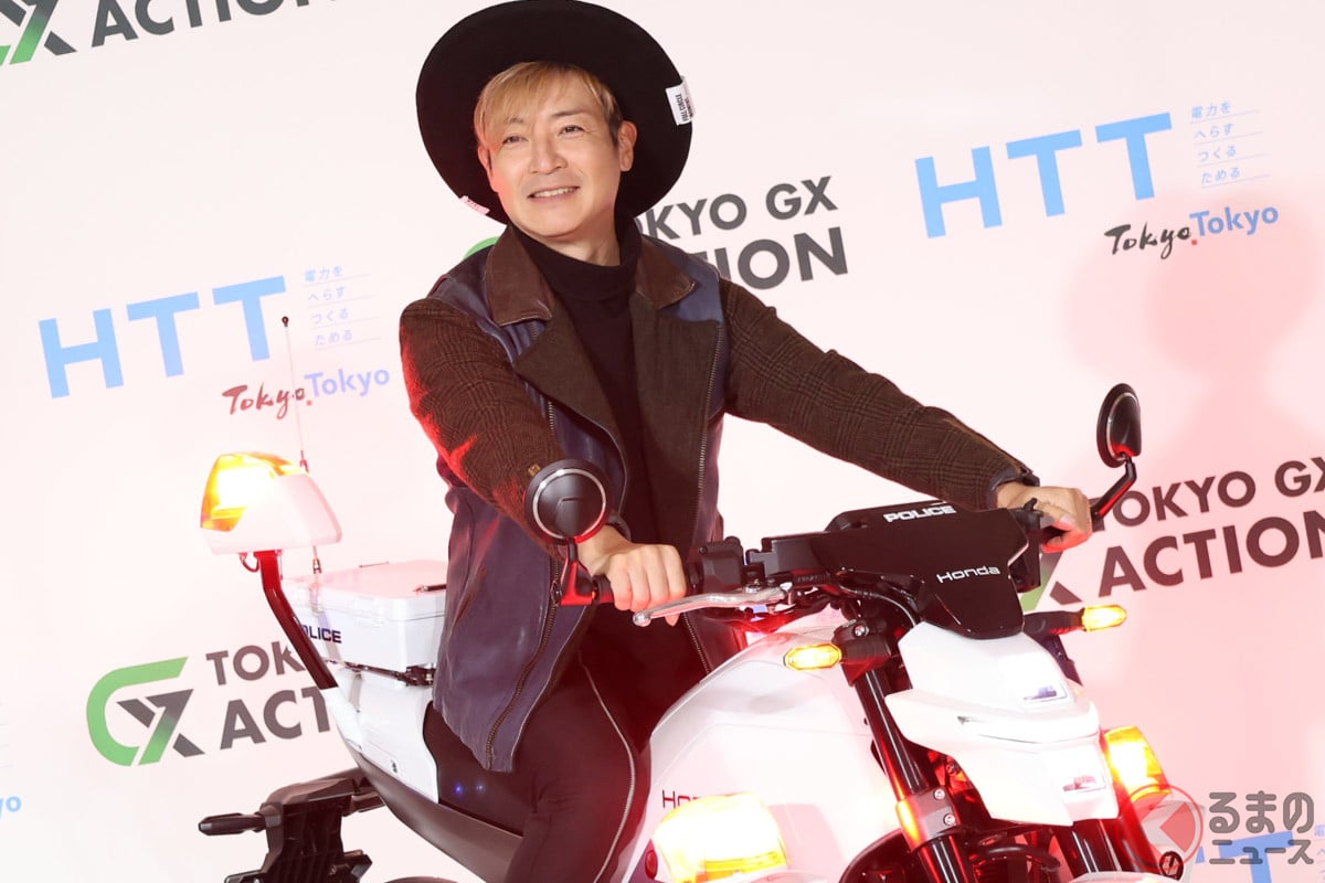 東京都が公開した「新型EV白バイ」に跨るつるの剛士さん