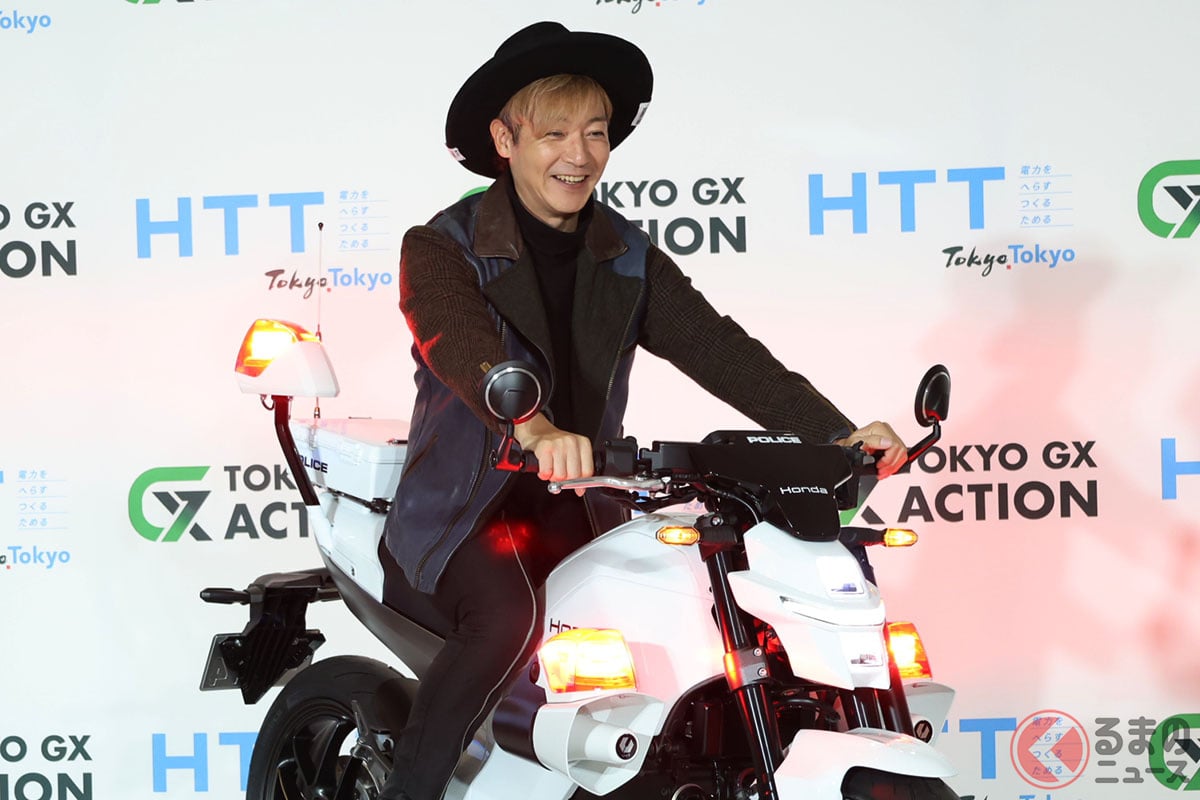 東京都が公開した「新型EV白バイ」に跨るつるの剛士さん