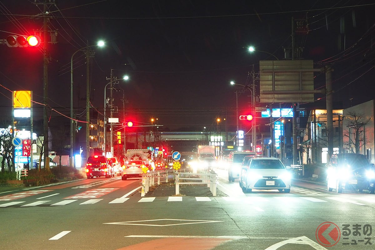 信号待ちの対向車…めちゃ眩しいコトも(画像はイメージ/PhotoAC)