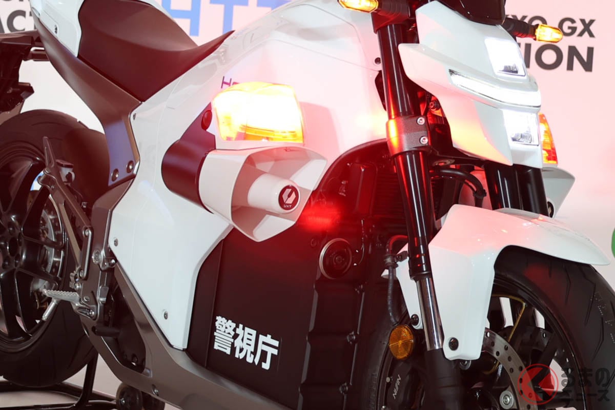東京都が公開した「新型EV白バイ」に跨るつるの剛士さん