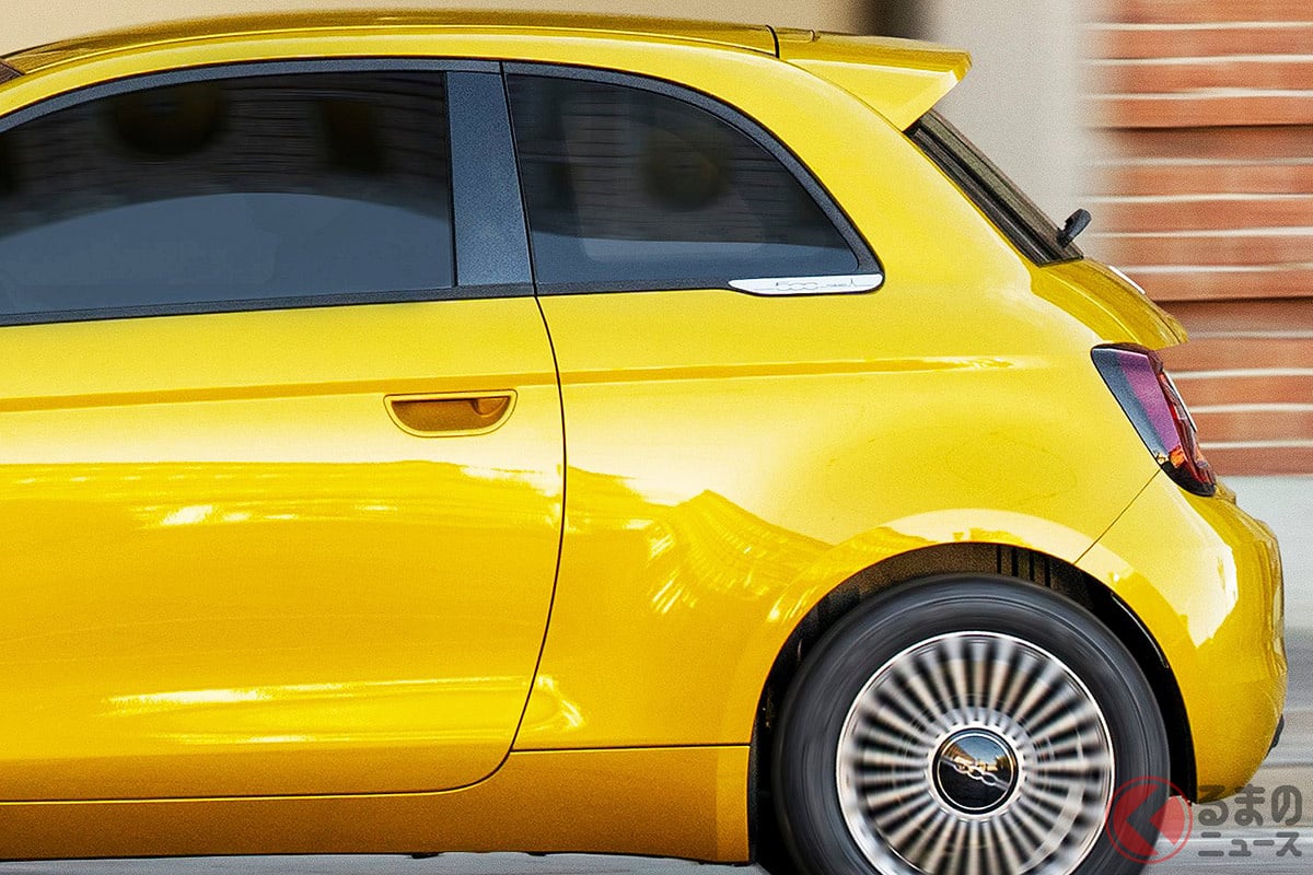 フィアット新型「500ハイブリッド」。丸目ライトとコンパクトなボディは従来の魅力を踏襲しつつ、最新アーキテクチャで大幅進化を果たした