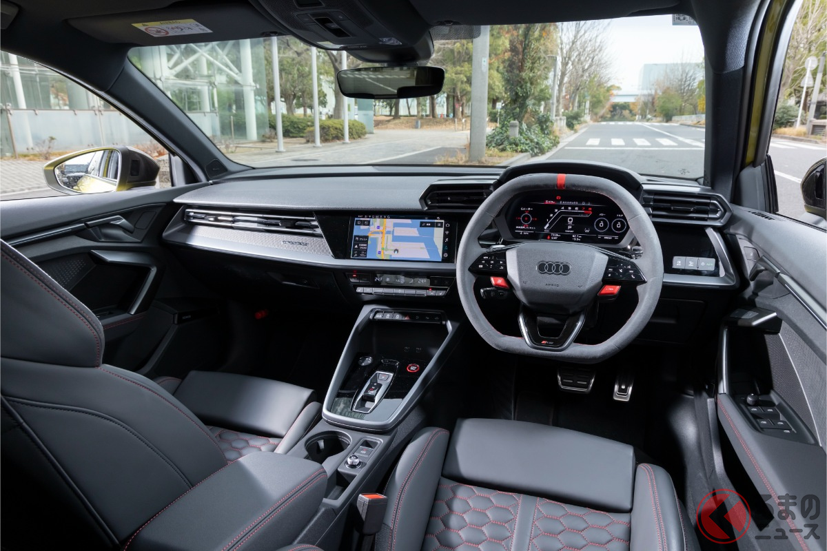 RS 3のインテリアは、ファイナッパレザーのスポーツシートや、上下をフラットとしたダブルフラットシェイプデザインのステアリングホイールを採用。スポーティさとプレミアム性を強めています（Photo：Daijiro Kori）