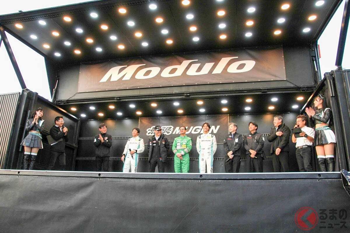 会場に設置されたメインステージカーでは豪華ゲストが登壇してさまざまなトークを実施。GT500からの引退を発表した伊沢拓也選手へのサプライズイベントなど盛りだくさんのトークショーだった