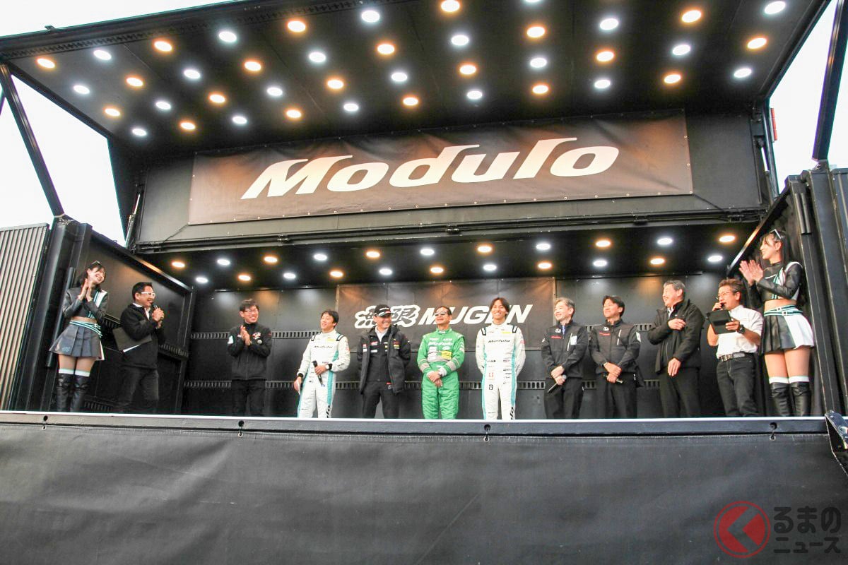 会場に設置されたメインステージカーでは豪華ゲストが登壇してさまざまなトークを実施。GT500からの引退を発表した伊沢拓也選手へのサプライズイベントなど盛りだくさんのトークショーだった