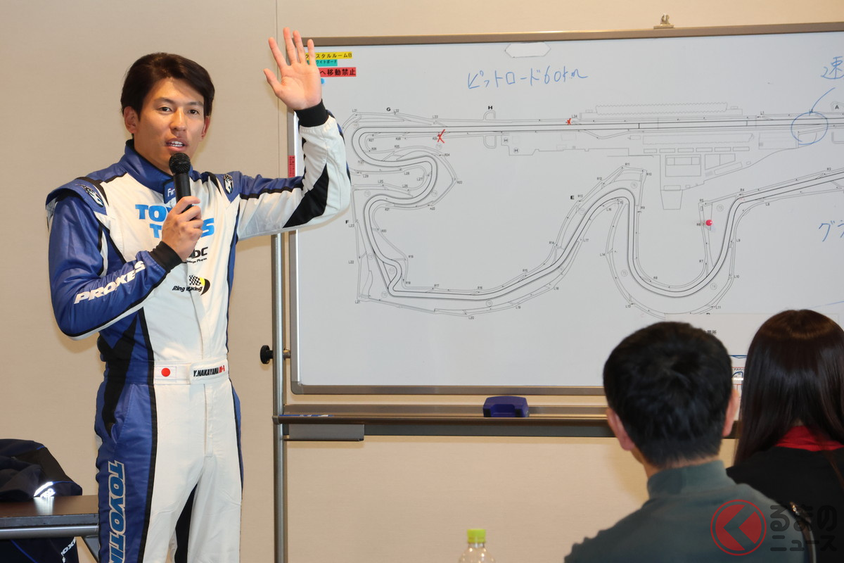 走行時のポイントを説明するプロレーサーの中山雄一さん