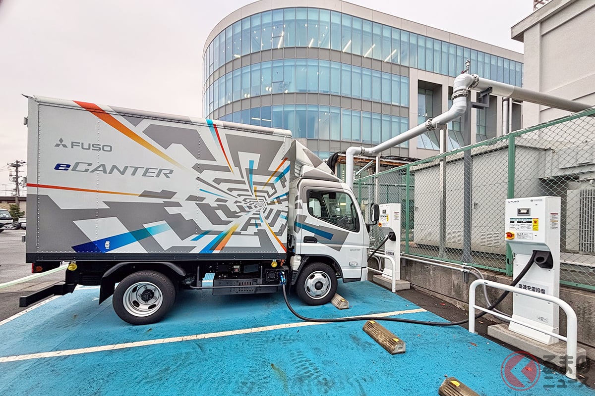 三菱ふそう・川崎製作所内で充電中のEVトラック