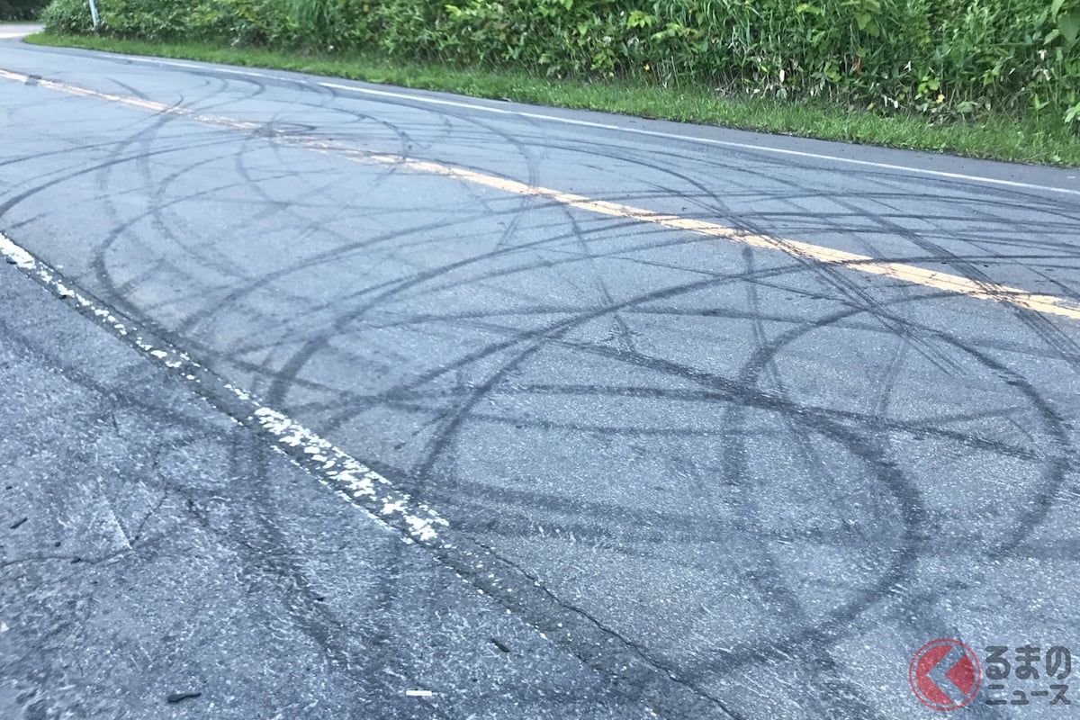 道路に刻まれたドリフト走行の跡(画像はイメージ/PhotoAC)