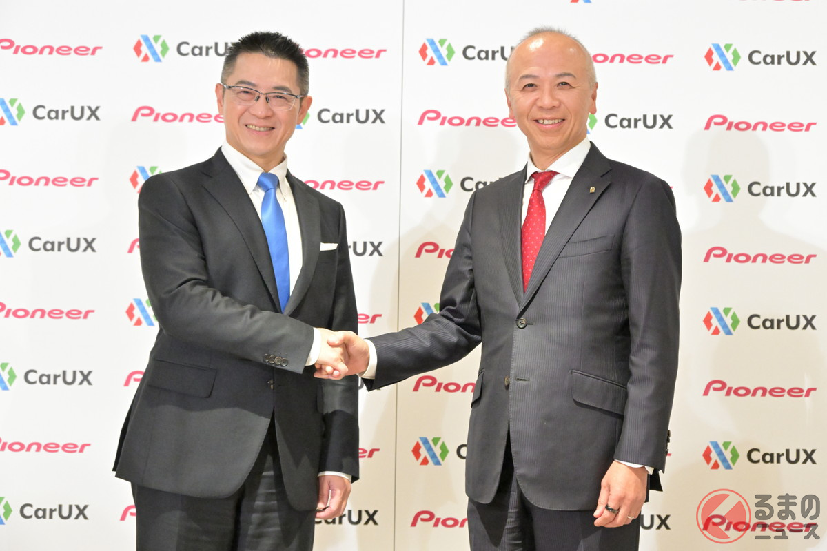 パイオニアは、台湾液晶大手の群創光電(イノラックス・Innolux Corporation)子会社のCarUX傘下に入る。パイオニアの矢原史朗社長(右)とCarUXのジム・ホン会長