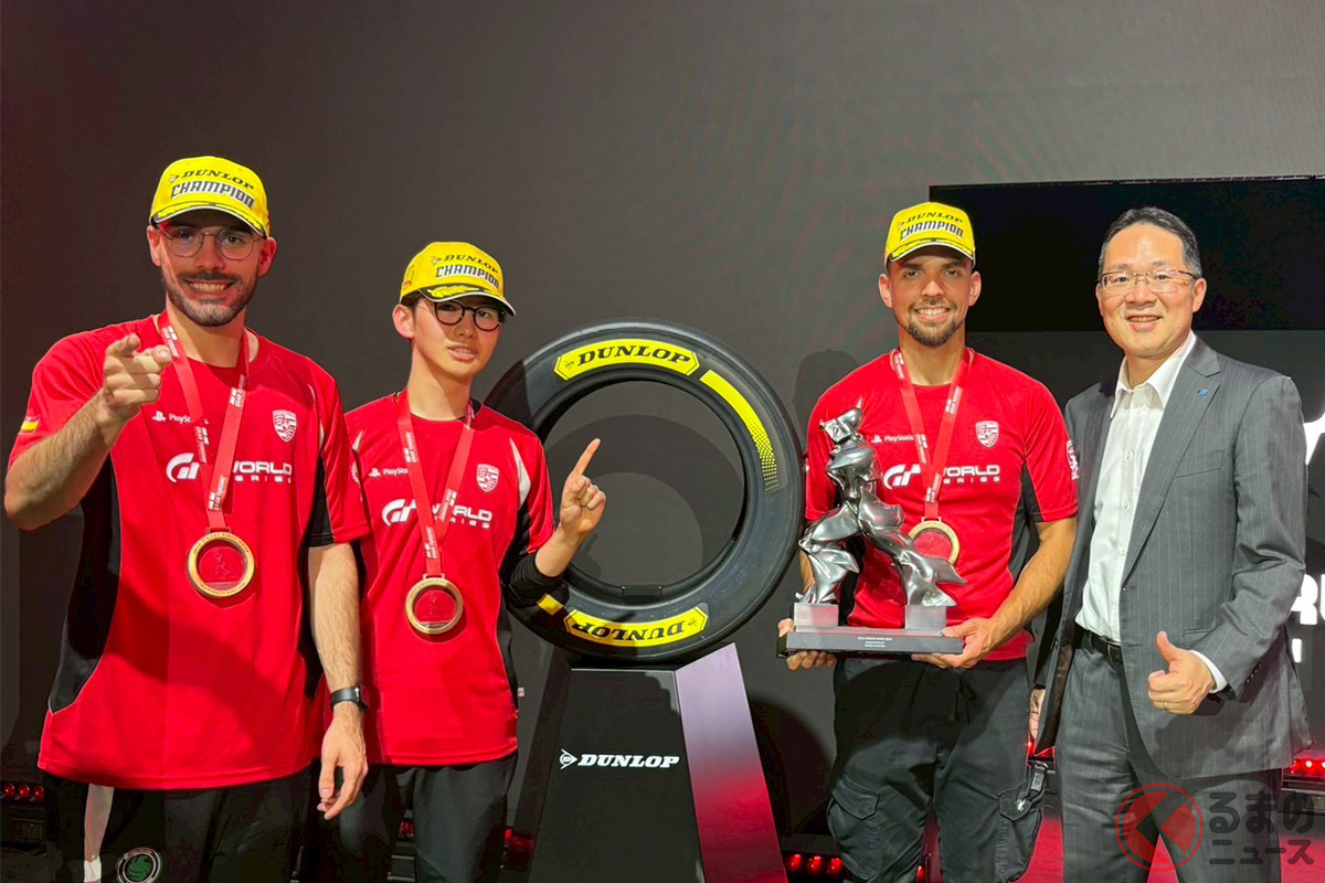 グランツーリスモマニュファクチャラーズカップでチャンピオンを獲得したポルシェチームのドライバーと住友ゴム工業株式会社 常務執行役員 タイヤ事業本部 企画本部長の津崎 正浩さん